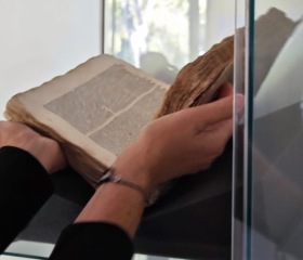 Slavnostní vystavení darované historické lékařské encyklopedie z roku 1690