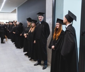 Slavnostní zasedání Vědecké rady Ostravské univerzity se 12. října 2023 uskutečnilo v Komorním sále Fakulty umění OU. Již tradičně bylo spojeno s promocemi absolventů doktorského studia, jmenováním nových docentů a udílením čestných titulů. Novými emeritními profesory se stali prof. Svatava Urbanová a prof. Lumír Dokoupil.Autor: Vašek Čajka