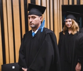 Slavnostní zasedání Vědecké rady Ostravské univerzity se 12. října 2023 uskutečnilo v Komorním sále Fakulty umění OU. Již tradičně bylo spojeno s promocemi absolventů doktorského studia, jmenováním nových docentů a udílením čestných titulů. Novými emeritními profesory se stali prof. Svatava Urbanová a prof. Lumír Dokoupil.Autor: Vašek Čajka