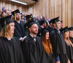 Slavnostní zasedání Vědecké rady Ostravské univerzity se 12. října 2023 uskutečnilo v Komorním sále Fakulty umění OU. Již tradičně bylo spojeno s promocemi absolventů doktorského studia, jmenováním nových docentů a udílením čestných titulů. Novými emeritními profesory se stali prof. Svatava Urbanová a prof. Lumír Dokoupil.Autor: Vašek Čajka