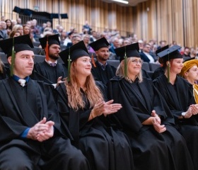 Slavnostní zasedání Vědecké rady Ostravské univerzity se 12. října 2023 uskutečnilo v Komorním sále Fakulty umění OU. Již tradičně bylo spojeno s promocemi absolventů doktorského studia, jmenováním nových docentů a udílením čestných titulů. Novými emeritními profesory se stali prof. Svatava Urbanová a prof. Lumír Dokoupil.Autor: Vašek Čajka