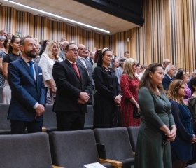 Slavnostní zasedání Vědecké rady Ostravské univerzity se 12. října 2023 uskutečnilo v Komorním sále Fakulty umění OU. Již tradičně bylo spojeno s promocemi absolventů doktorského studia, jmenováním nových docentů a udílením čestných titulů. Novými emeritními profesory se stali prof. Svatava Urbanová a prof. Lumír Dokoupil.Autor: Vašek Čajka