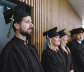 Slavnostní zasedání Vědecké rady Ostravské univerzity se 12. října 2023 uskutečnilo v Komorním sále Fakulty umění OU. Již tradičně bylo spojeno s promocemi absolventů doktorského studia, jmenováním nových docentů a udílením čestných titulů. Novými emeritními profesory se stali prof. Svatava Urbanová a prof. Lumír Dokoupil.Autor: Vašek Čajka