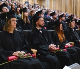 Slavnostní zasedání Vědecké rady Ostravské univerzity se 12. října 2023 uskutečnilo v Komorním sále Fakulty umění OU. Již tradičně bylo spojeno s promocemi absolventů doktorského studia, jmenováním nových docentů a udílením čestných titulů. Novými emeritními profesory se stali prof. Svatava Urbanová a prof. Lumír Dokoupil.Autor: Vašek Čajka