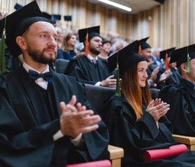 Slavnostní zasedání Vědecké rady Ostravské univerzity se 12. října 2023 uskutečnilo v Komorním sále Fakulty umění OU. Již tradičně bylo spojeno s promocemi absolventů doktorského studia, jmenováním nových docentů a udílením čestných titulů. Novými emeritními profesory se stali prof. Svatava Urbanová a prof. Lumír Dokoupil.Autor: Vašek Čajka