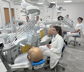Lékařská fakulta OU zahájila výuku stomatologie