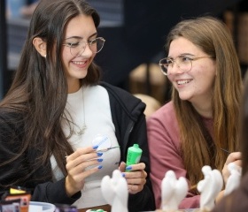 18. ročník festivalu dobročinnosti Advent plný Křídlení se spojil s prvním DOBROdnem Ostravské univerzity, který má za cíl oslavit a zároveň dále aktivovat dobrovolnickou činnost studentů a zaměstnanců OU. Společně jsme v City Campusu OU vytvořili jedinečnou událost, největší svého druhu v Česku. I díky dobrovolníkům z OU se navíc podařilo vybrat 170 000 Kč do Tyrkysové sbírky Dopravního podniku Ostrava na pomoc místním neziskovým organizacím.