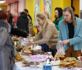 18. ročník festivalu dobročinnosti Advent plný Křídlení se spojil s prvním DOBROdnem Ostravské univerzity, který má za cíl oslavit a zároveň dále aktivovat dobrovolnickou činnost studentů a zaměstnanců OU. Společně jsme v City Campusu OU vytvořili jedinečnou událost, největší svého druhu v Česku. I díky dobrovolníkům z OU se navíc podařilo vybrat 170 000 Kč do Tyrkysové sbírky Dopravního podniku Ostrava na pomoc místním neziskovým organizacím.