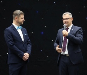 18. ročník festivalu dobročinnosti Advent plný Křídlení se spojil s prvním DOBROdnem Ostravské univerzity, který má za cíl oslavit a zároveň dále aktivovat dobrovolnickou činnost studentů a zaměstnanců OU. Společně jsme v City Campusu OU vytvořili jedinečnou událost, největší svého druhu v Česku. I díky dobrovolníkům z OU se navíc podařilo vybrat 170 000 Kč do Tyrkysové sbírky Dopravního podniku Ostrava na pomoc místním neziskovým organizacím.
