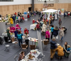 18. ročník festivalu dobročinnosti Advent plný Křídlení se spojil s prvním DOBROdnem Ostravské univerzity, který má za cíl oslavit a zároveň dále aktivovat dobrovolnickou činnost studentů a zaměstnanců OU. Společně jsme v City Campusu OU vytvořili jedinečnou událost, největší svého druhu v Česku. I díky dobrovolníkům z OU se navíc podařilo vybrat 170 000 Kč do Tyrkysové sbírky Dopravního podniku Ostrava na pomoc místním neziskovým organizacím.