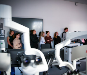 Neurolog, profesor David Školoudík a expert na umělou inteligenci doktor Vojtěch Molek o využití umělé inteligence v časné diagnostice Parkinsonovy nemoci a prevenci jejího vzniku v rámci Týdne mozku AV ČR na Lékařské fakultě Ostravské univerzity 14. března 2023Autor: Lucie Hübschmanová