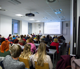 Neurolog, profesor David Školoudík a expert na umělou inteligenci doktor Vojtěch Molek o využití umělé inteligence v časné diagnostice Parkinsonovy nemoci a prevenci jejího vzniku v rámci Týdne mozku AV ČR na Lékařské fakultě Ostravské univerzity 14. března 2023Autor: Lucie Hübschmanová