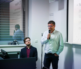 Neurolog, profesor David Školoudík a expert na umělou inteligenci doktor Vojtěch Molek o využití umělé inteligence v časné diagnostice Parkinsonovy nemoci a prevenci jejího vzniku v rámci Týdne mozku AV ČR na Lékařské fakultě Ostravské univerzity 14. března 2023Autor: Lucie Hübschmanová