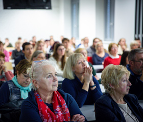 Neurolog, profesor David Školoudík a expert na umělou inteligenci doktor Vojtěch Molek o využití umělé inteligence v časné diagnostice Parkinsonovy nemoci a prevenci jejího vzniku v rámci Týdne mozku AV ČR na Lékařské fakultě Ostravské univerzity 14. března 2023Autor: Lucie Hübschmanová