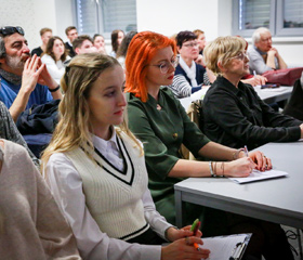 Neurolog, profesor David Školoudík a expert na umělou inteligenci doktor Vojtěch Molek o využití umělé inteligence v časné diagnostice Parkinsonovy nemoci a prevenci jejího vzniku v rámci Týdne mozku AV ČR na Lékařské fakultě Ostravské univerzity 14. března 2023Autor: Lucie Hübschmanová
