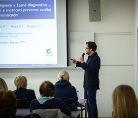 Neurolog, profesor David Školoudík a expert na umělou inteligenci doktor Vojtěch Molek o využití umělé inteligence v časné diagnostice Parkinsonovy nemoci a prevenci jejího vzniku v rámci Týdne mozku AV ČR na Lékařské fakultě Ostravské univerzity 14. března 2023Autor: Lucie Hübschmanová