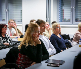 Neurolog, profesor David Školoudík a expert na umělou inteligenci doktor Vojtěch Molek o využití umělé inteligence v časné diagnostice Parkinsonovy nemoci a prevenci jejího vzniku v rámci Týdne mozku AV ČR na Lékařské fakultě Ostravské univerzity 14. března 2023Autor: Lucie Hübschmanová