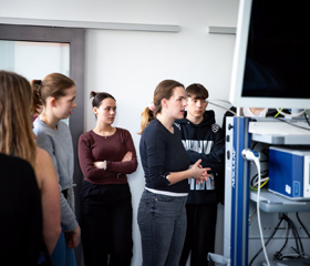 Neurolog, profesor David Školoudík a expert na umělou inteligenci doktor Vojtěch Molek o využití umělé inteligence v časné diagnostice Parkinsonovy nemoci a prevenci jejího vzniku v rámci Týdne mozku AV ČR na Lékařské fakultě Ostravské univerzity 14. března 2023Autor: Lucie Hübschmanová