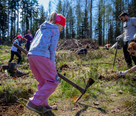 Sázení stromů s Ostravskou univerzitou v obci Krásná 21. a 22. dubna 2023Autor: Lucie Hübschmanová
