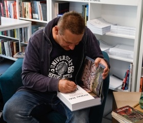 Dějiny lidí: beseda o knize s autorem Martinem Rychlíkem v OUshopu Ostravské univerzity. Kniha oceněná cenou Magnesia Litera vznikla ve spolupráci s Nakladatelstvím Academia.Autor: Tamara Masnicová