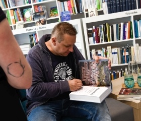 Dějiny lidí: beseda o knize s autorem Martinem Rychlíkem v OUshopu Ostravské univerzity. Kniha oceněná cenou Magnesia Litera vznikla ve spolupráci s Nakladatelstvím Academia.Autor: Tamara Masnicová