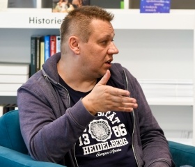 Dějiny lidí: beseda o knize s autorem Martinem Rychlíkem v OUshopu Ostravské univerzity. Kniha oceněná cenou Magnesia Litera vznikla ve spolupráci s Nakladatelstvím Academia.Autor: Tamara Masnicová