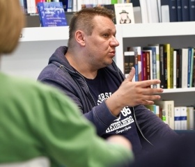Dějiny lidí: beseda o knize s autorem Martinem Rychlíkem v OUshopu Ostravské univerzity. Kniha oceněná cenou Magnesia Litera vznikla ve spolupráci s Nakladatelstvím Academia.Autor: Tamara Masnicová