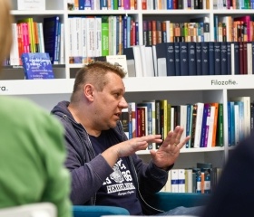 Dějiny lidí: beseda o knize s autorem Martinem Rychlíkem v OUshopu Ostravské univerzity. Kniha oceněná cenou Magnesia Litera vznikla ve spolupráci s Nakladatelstvím Academia.Autor: Tamara Masnicová