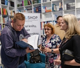 Dějiny lidí: beseda o knize s autorem Martinem Rychlíkem v OUshopu Ostravské univerzity. Kniha oceněná cenou Magnesia Litera vznikla ve spolupráci s Nakladatelstvím Academia.Autor: Tamara Masnicová