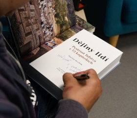 Dějiny lidí: beseda o knize s autorem Martinem Rychlíkem v OUshopu Ostravské univerzity. Kniha oceněná cenou Magnesia Litera vznikla ve spolupráci s Nakladatelstvím Academia.Autor: Tamara Masnicová