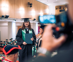 Promoce bakalářských a magisterských absolventek a absolventů Ostravské univerzity v červnu 2024Autor: Marek Stratil