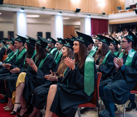 Promoce bakalářských a magisterských absolventek a absolventů Ostravské univerzity v červnu 2024Autor: Marek Stratil