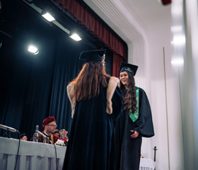 Promoce bakalářských a magisterských absolventek a absolventů Ostravské univerzity v červnu 2024Autor: Marek Stratil