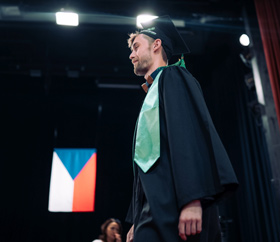 Promoce bakalářských a magisterských absolventek a absolventů Ostravské univerzity v červnu 2024Autor: Marek Stratil