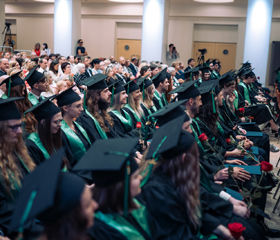 Promoce bakalářských a magisterských absolventek a absolventů Ostravské univerzity v červnu 2024Autor: Marek Stratil