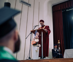 Promoce bakalářských a magisterských absolventek a absolventů Ostravské univerzity v červnu 2024Autor: Marek Stratil