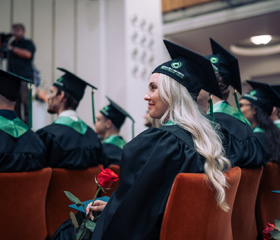 Promoce bakalářských a magisterských absolventek a absolventů Ostravské univerzity v červnu 2024Autor: Marek Stratil