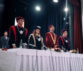 Promoce bakalářských a magisterských absolventek a absolventů Ostravské univerzity v červnu 2024Autor: Marek Stratil