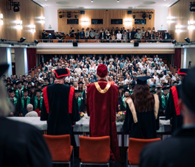 Promoce bakalářských a magisterských absolventek a absolventů Ostravské univerzity v červnu 2024Autor: Marek Stratil