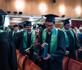 Promoce bakalářských a magisterských absolventek a absolventů Ostravské univerzity v červnu 2024Autor: Marek Stratil