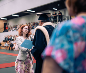 Promoce bakalářských a magisterských absolventek a absolventů Ostravské univerzity v červnu 2024Autor: Marek Stratil