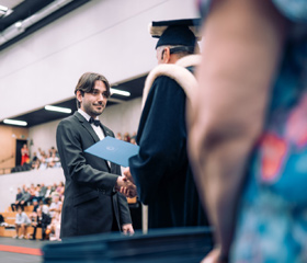 Promoce bakalářských a magisterských absolventek a absolventů Ostravské univerzity v červnu 2024Autor: Marek Stratil