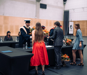 Promoce bakalářských a magisterských absolventek a absolventů Ostravské univerzity v červnu 2024Autor: Marek Stratil