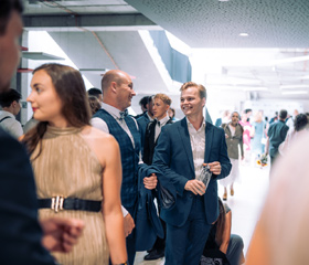 Promoce bakalářských a magisterských absolventek a absolventů Ostravské univerzity v červnu 2024Autor: Marek Stratil