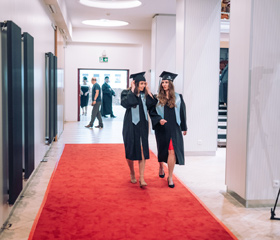 Promoce bakalářských a magisterských absolventek a absolventů Ostravské univerzity v červnu 2024Autor: Marek Stratil