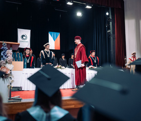 Promoce bakalářských a magisterských absolventek a absolventů Ostravské univerzity v červnu 2024Autor: Marek Stratil