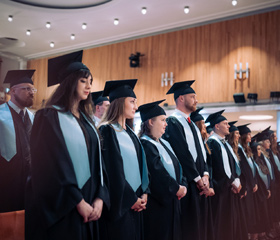 Promoce bakalářských a magisterských absolventek a absolventů Ostravské univerzity v červnu 2024Autor: Marek Stratil