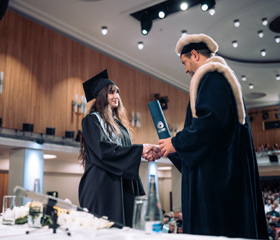 Promoce bakalářských a magisterských absolventek a absolventů Ostravské univerzity v červnu 2024Autor: Marek Stratil