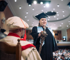 Promoce bakalářských a magisterských absolventek a absolventů Ostravské univerzity v červnu 2024Autor: Marek Stratil