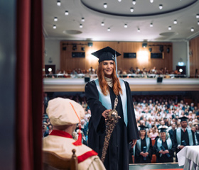Promoce bakalářských a magisterských absolventek a absolventů Ostravské univerzity v červnu 2024Autor: Marek Stratil